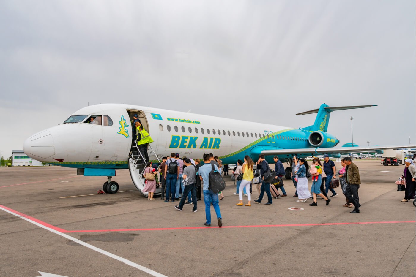 В астану летает. Bek Air авиакомпании Казахстана. Fokker 100 bek Air. Самолет Эйр Астана.