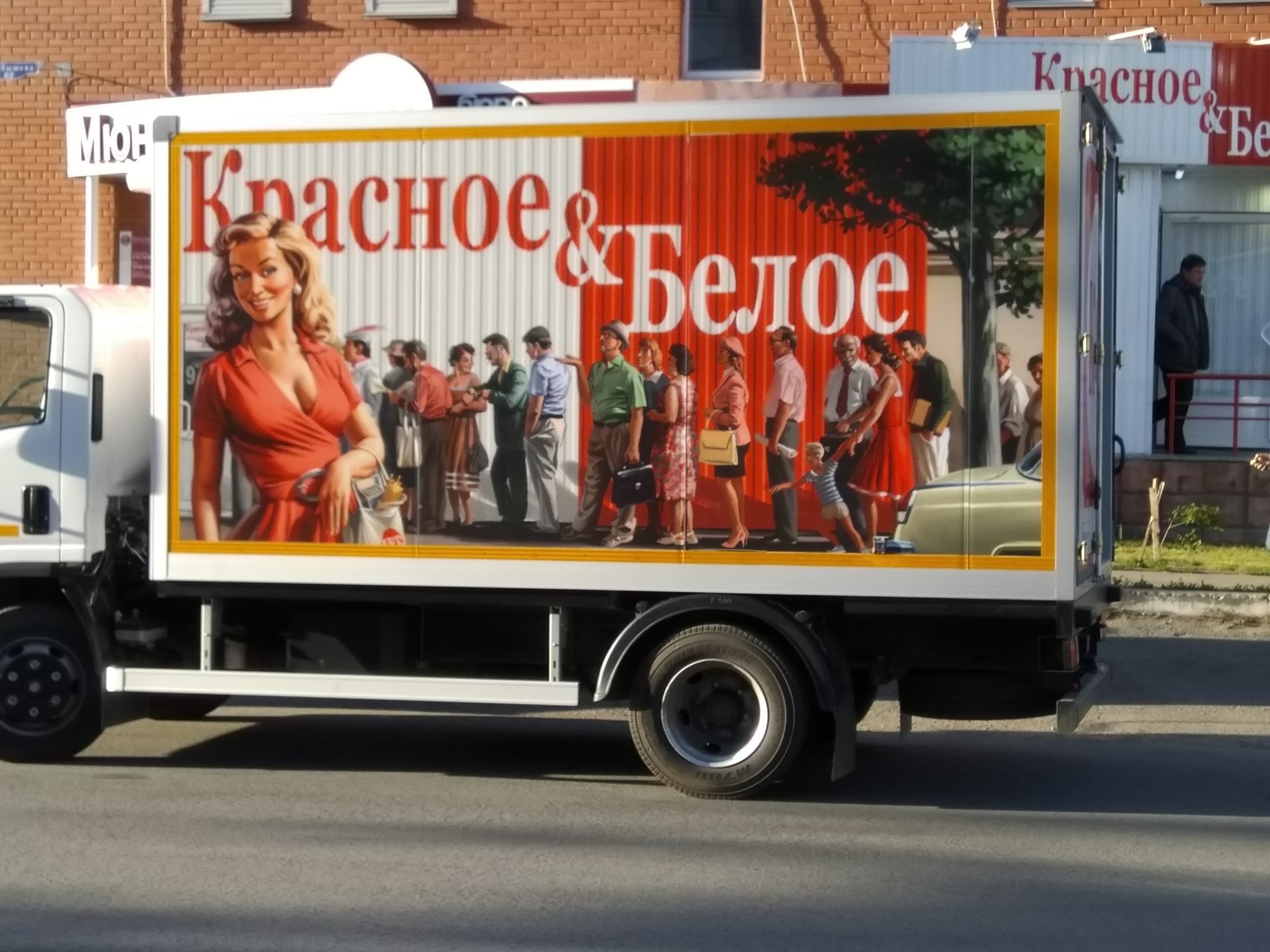Реклама красное и белое на грузовиках