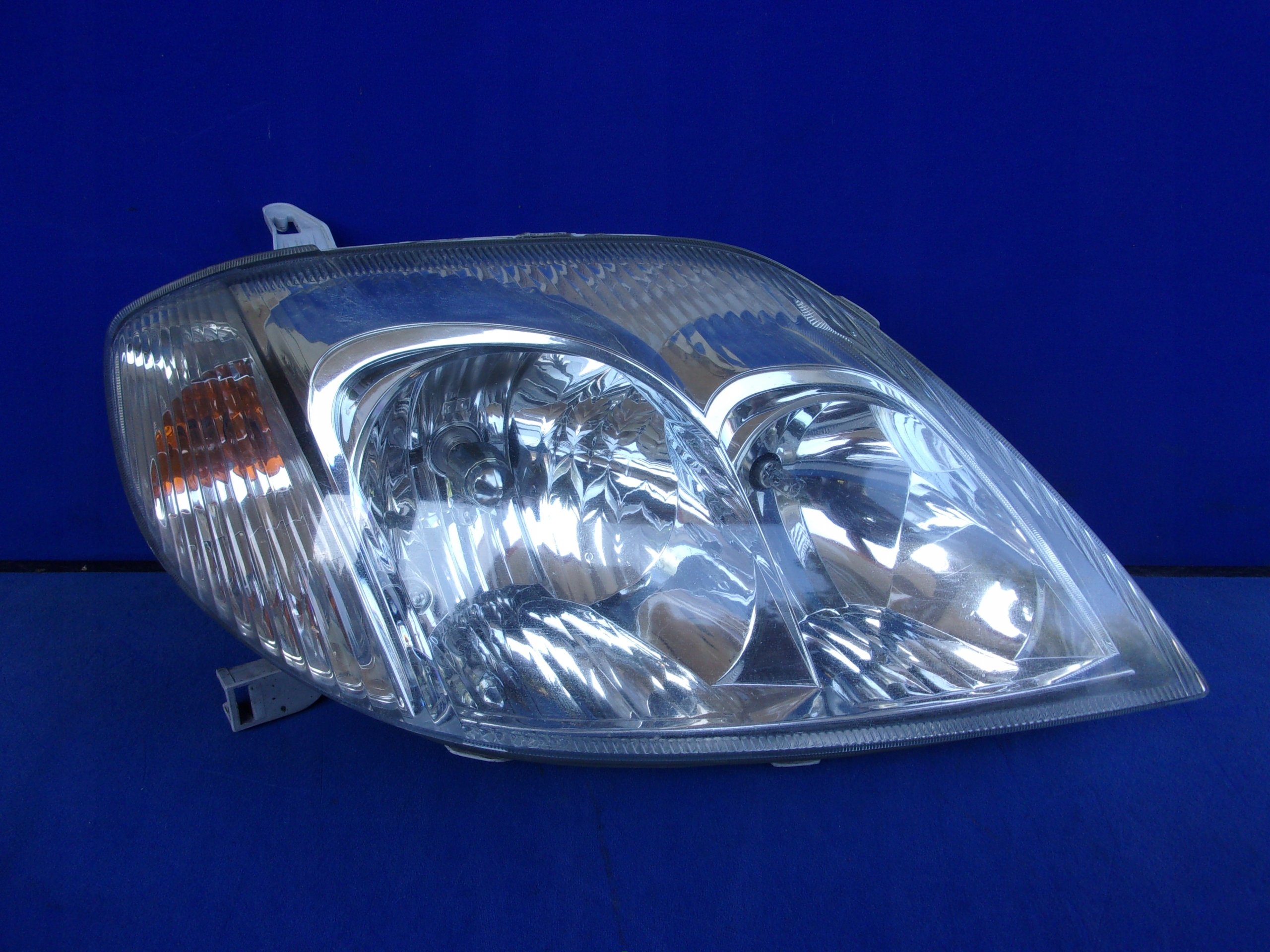 Фара королла 100. 100-77486 Фара. Led фары на Toyota Corolla e120. Тойота Королла передний блок фар лампочки. Лампочка в фаре Авенсис.