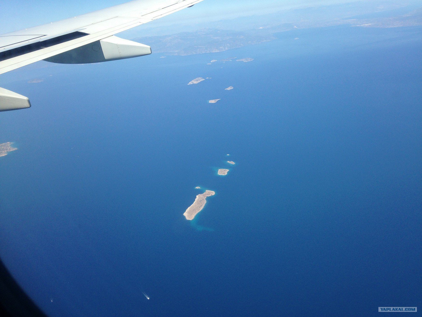 Полет через океан. Вид с самолета на океан. Вид с самолета на море. Самолет над морем. Самолет над океаном.