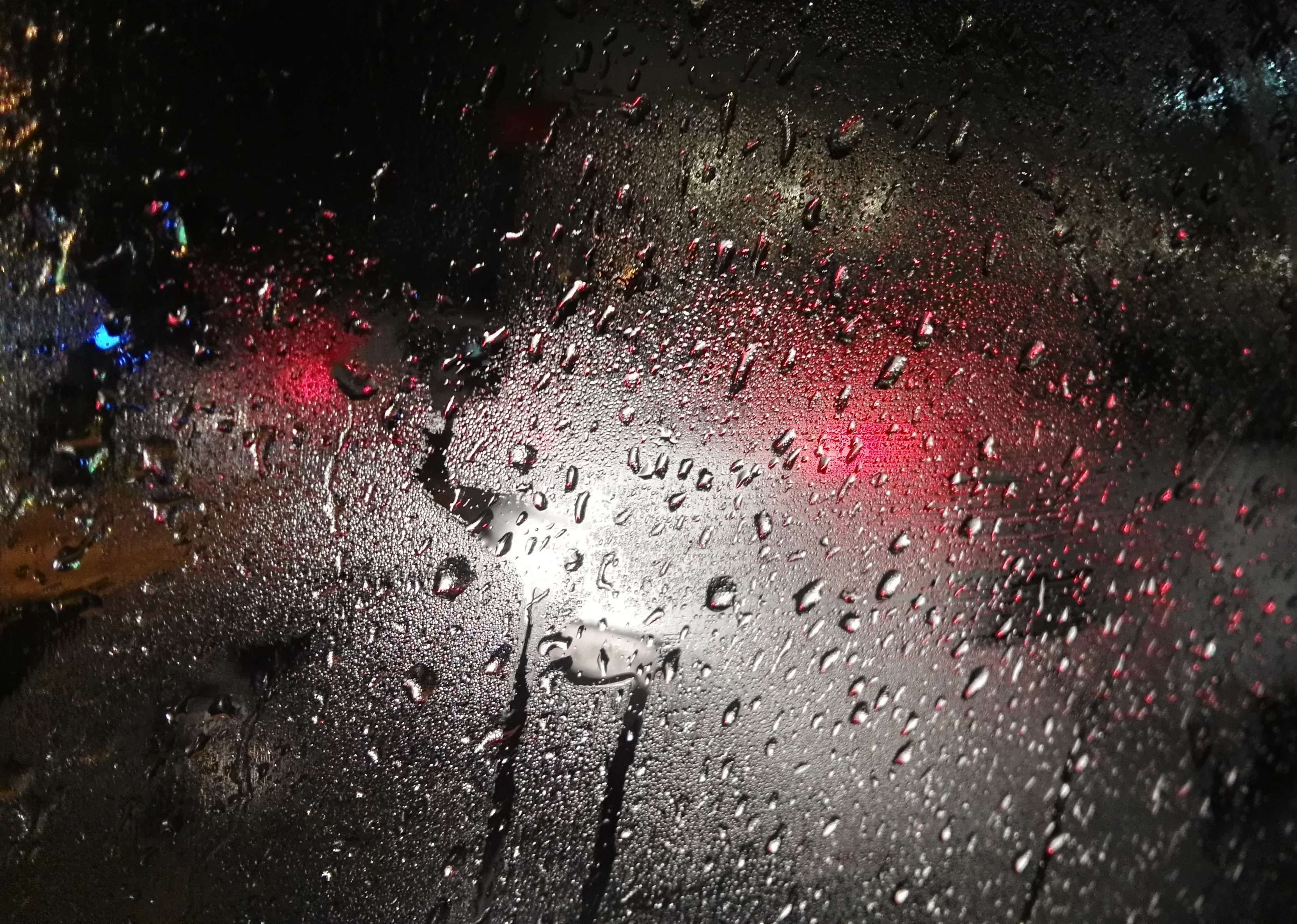 Дождь на стекле машины ночью