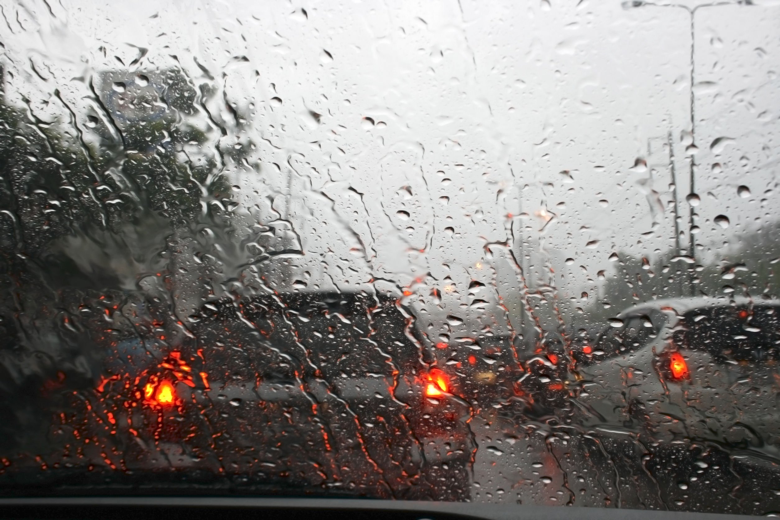 Кипящий дождь. Капли на стекле машины. Дождь на стекле. Капли дождя на окне. Дождь на стекле машины.