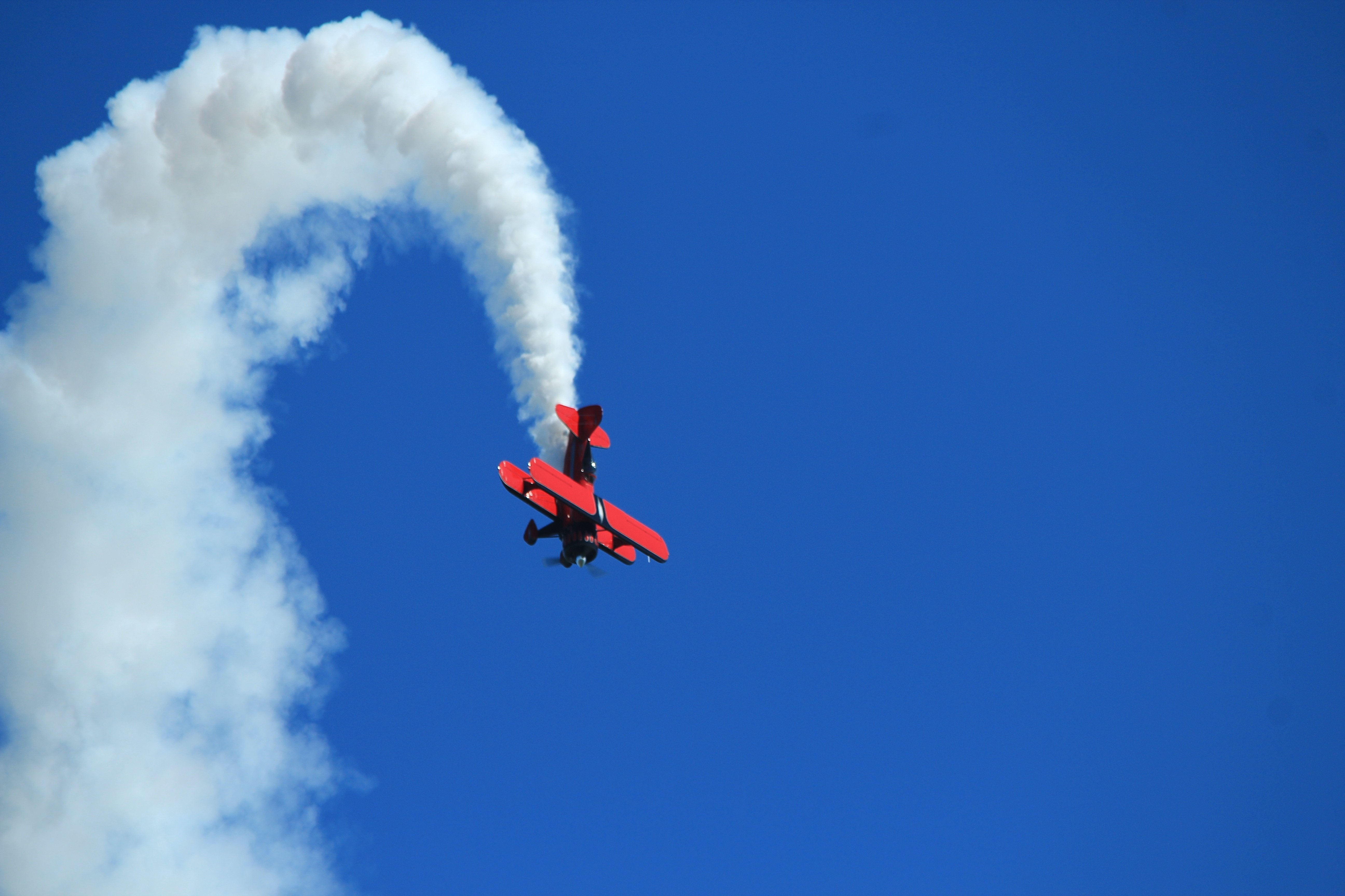 Как называется полет самолетов. Спортивный самолет в небе. Самолет в воздухе. Спортивный самолет с пропеллером. Аэроплан в небе.