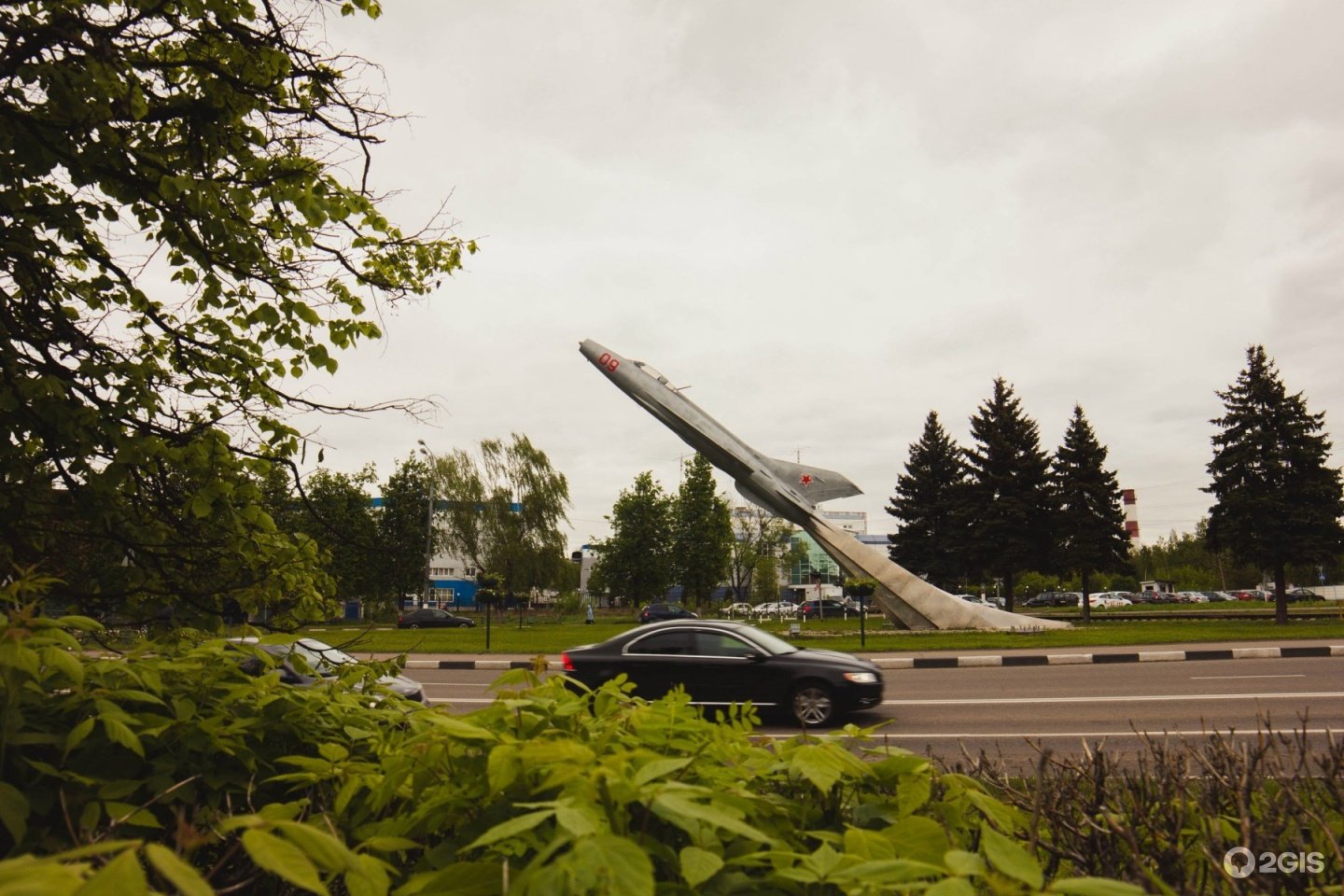 Москва жуковский самолет. Памятник миг 21 в Жуковском. Жуковский самолет памятник миг 21. Жуковский памятник самолету миг. Стелла самолет Жуковский.