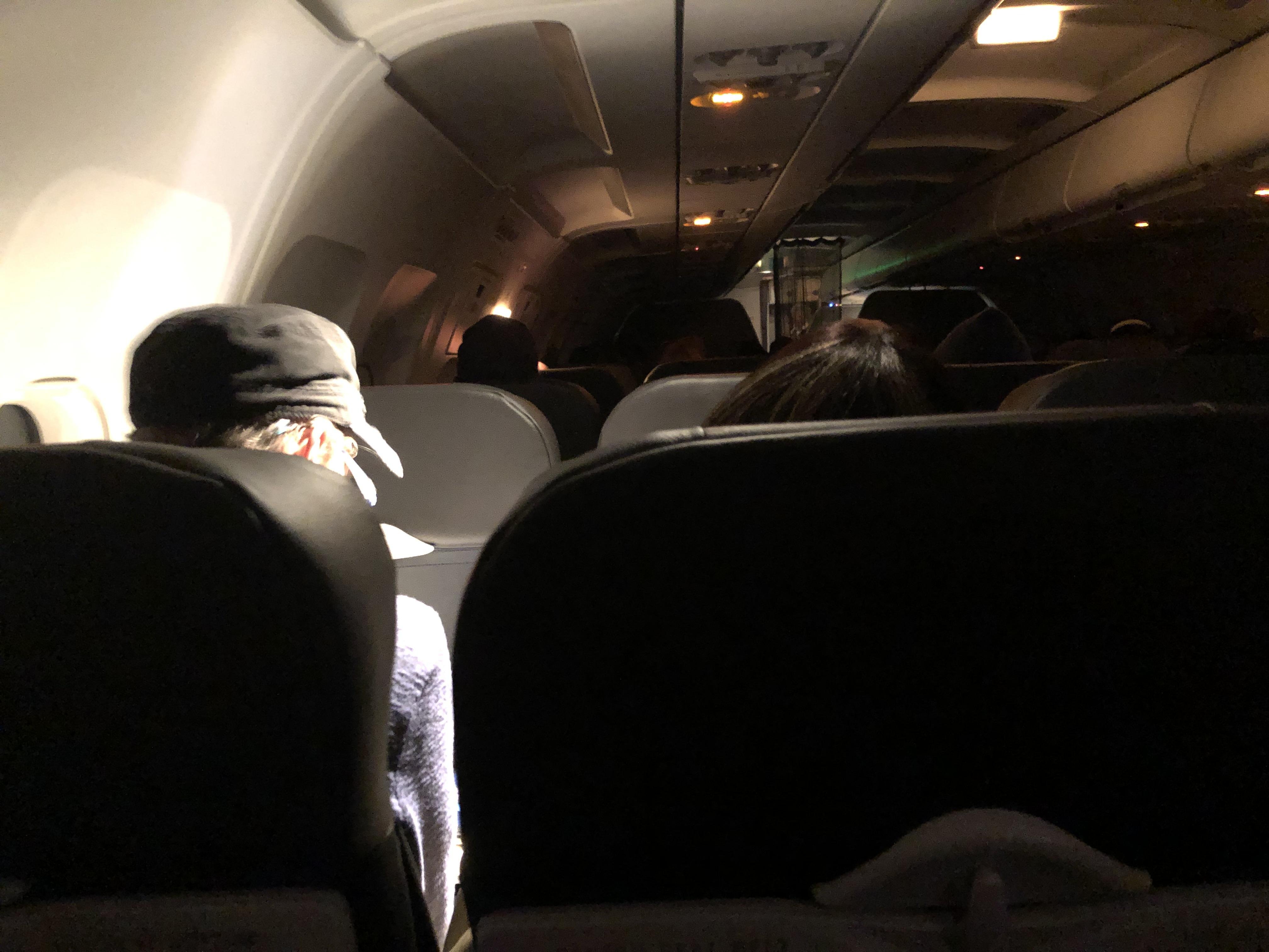 Самолет от первого лица. Ночной салон самолета. Салон самолета ночью. Самолет внутри. Самолет с пассажиром.