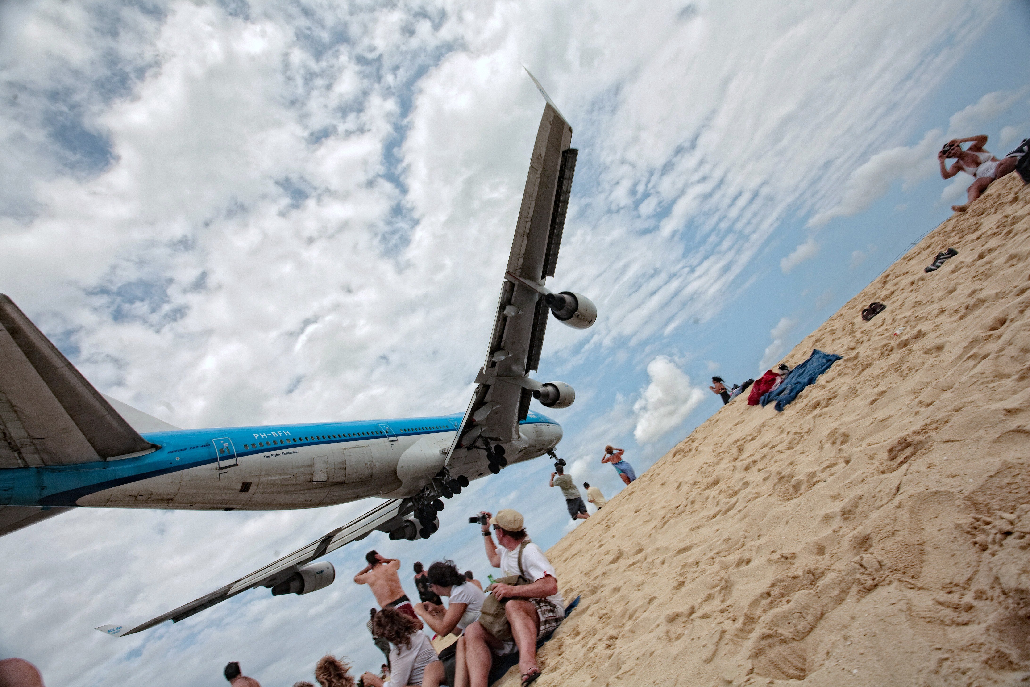 К чему снится самолет на земле. Самолет над пляжем. Пляж с самолетами. Приземленный самолет. Низколетящие самолеты.
