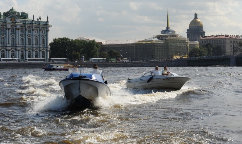 Прогулки на катере по Неве в Санкт-Петербурге