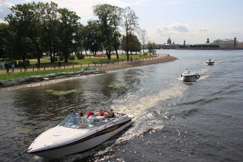 Скоростные катера по реке Нева