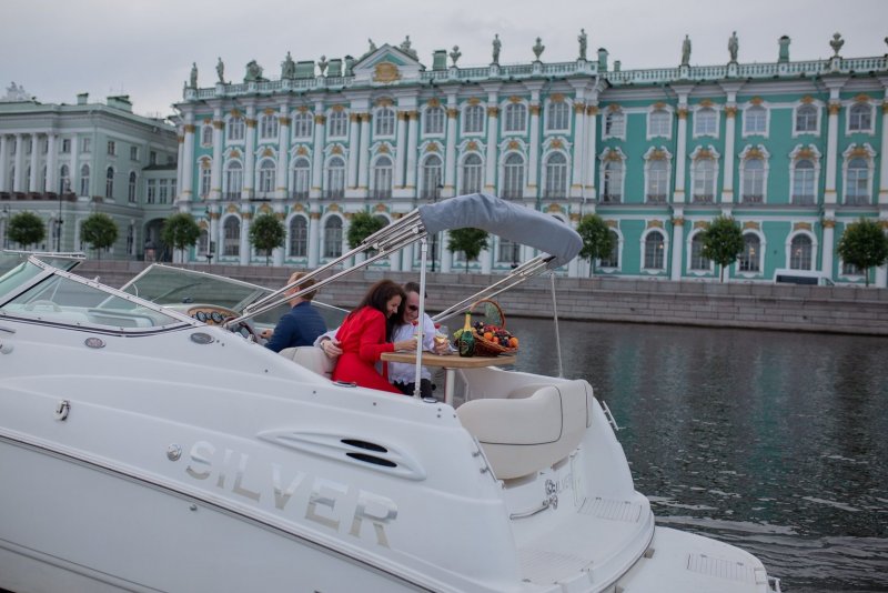 Прогулки на катере по Неве в Санкт-Петербурге