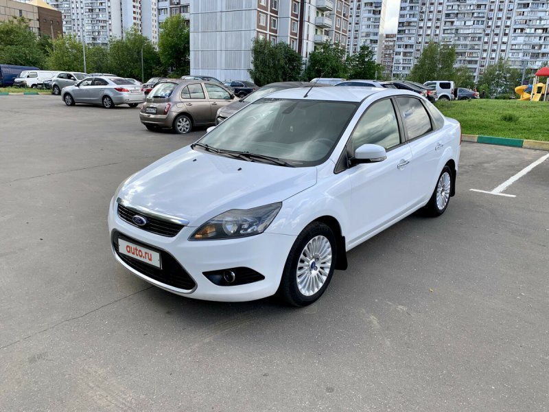 Ford Focus 2010 седан белый