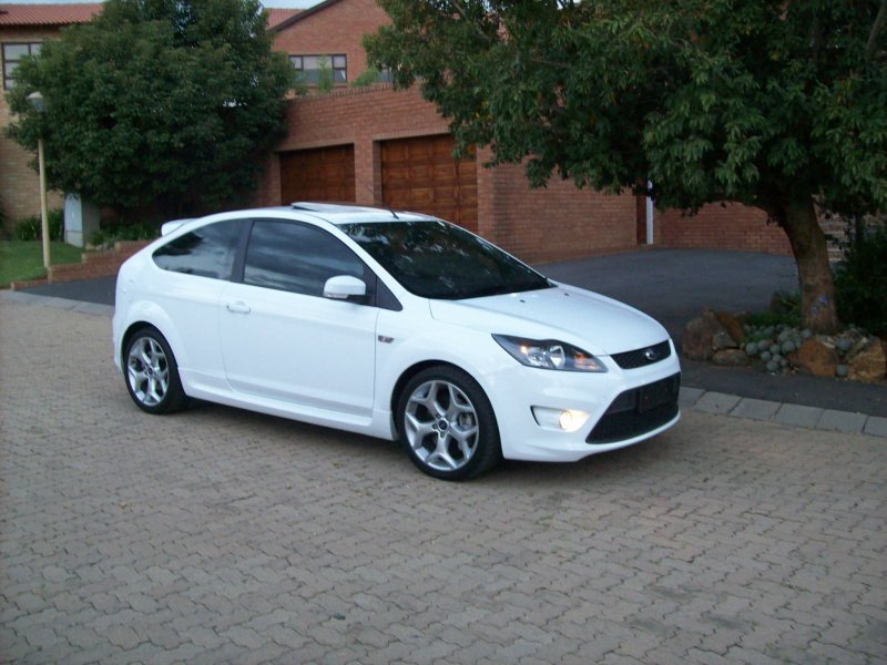 Ford Focus белый r18