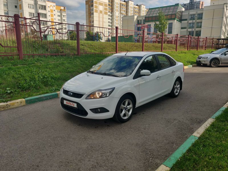 Ford Focus 2 Рестайлинг седан белый