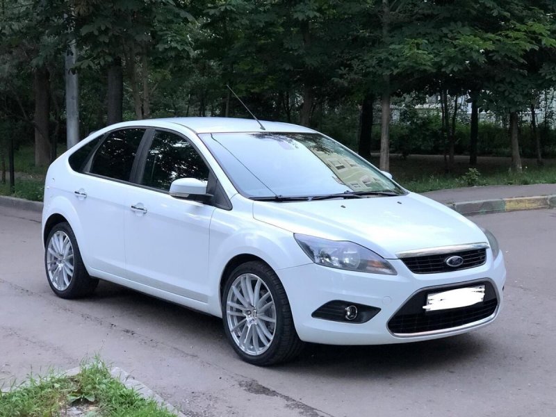 Ford Focus 2 2010 хэтчбек белый