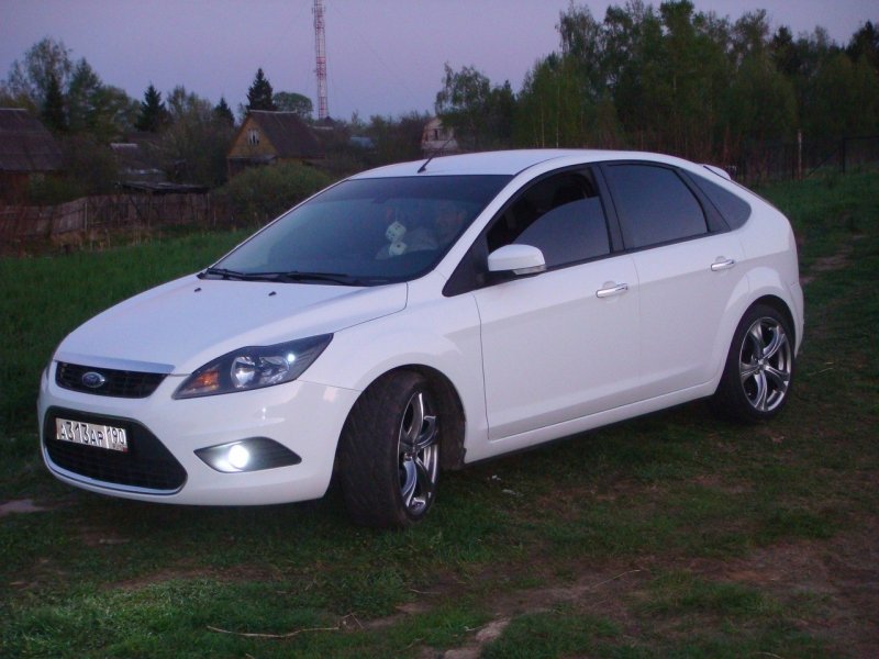 Ford Focus 2 хэтчбек белый