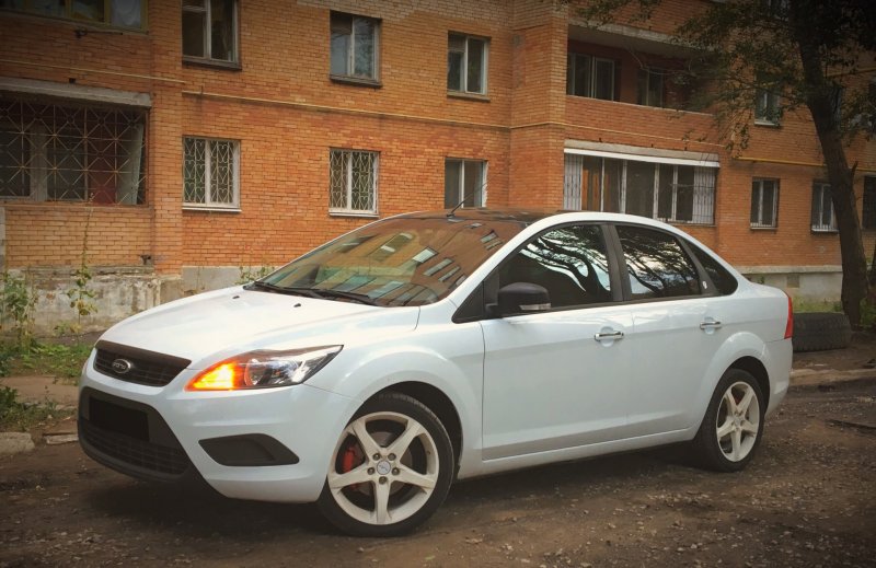 Ford Focus 2 sedan White