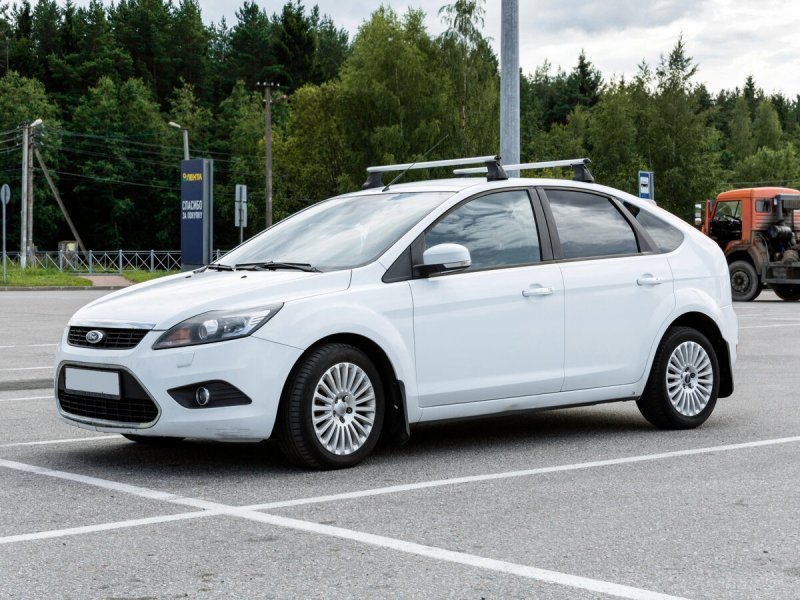 Ford Focus 2 Рестайлинг хэтчбек белый
