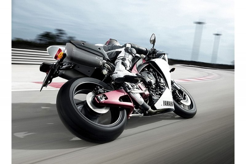 Yamaha r1 с гонщиком