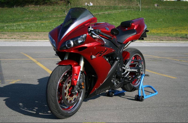 Yamaha r1 2005 красный