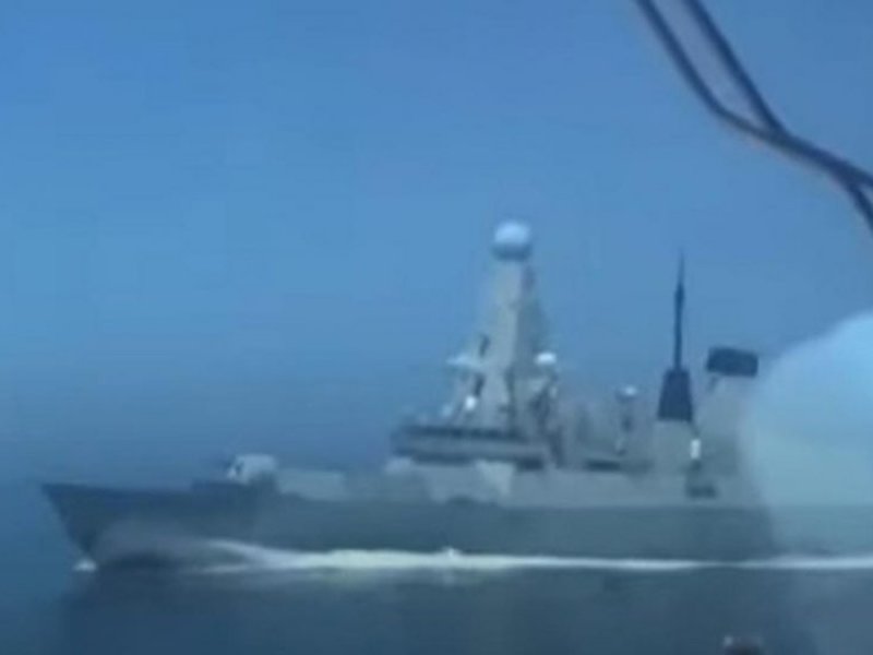 Эсминец Дефендер в черном море