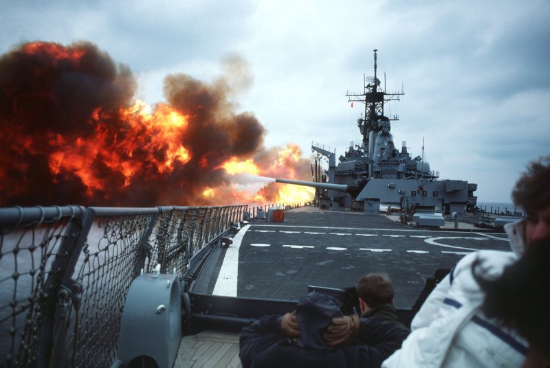 Залп USS Iowa