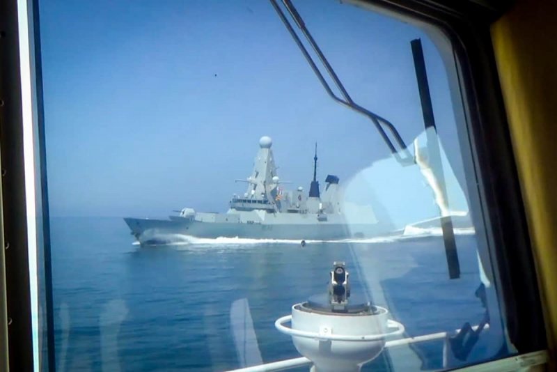 Эсминец Дефендер в черном море