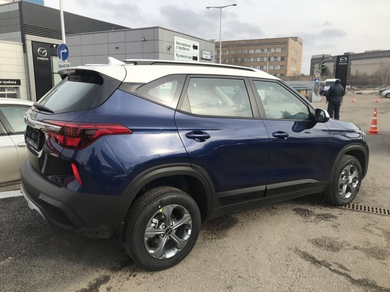 Kia Seltos темно синий