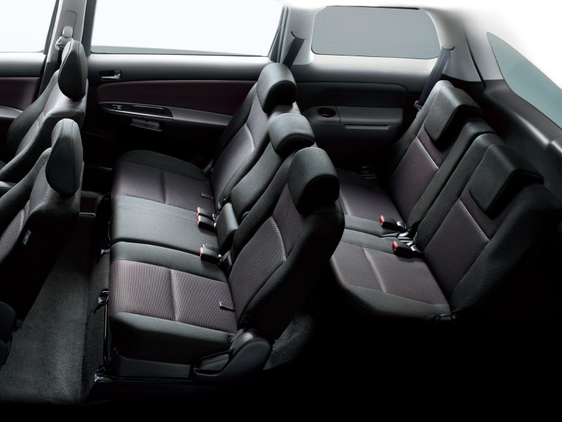 Toyota Wish Рестайлинг 1 поколение