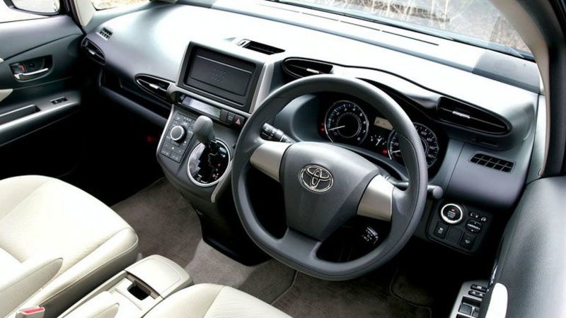 Toyota Wish 2015 салон