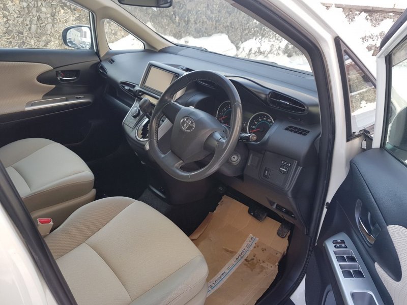 Toyota Wish 2017 салон