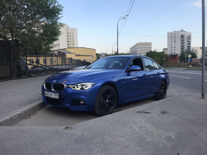 Синяя BMW f30 с черными дисками