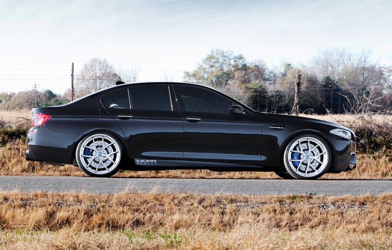 BMW f10 черная черные диски