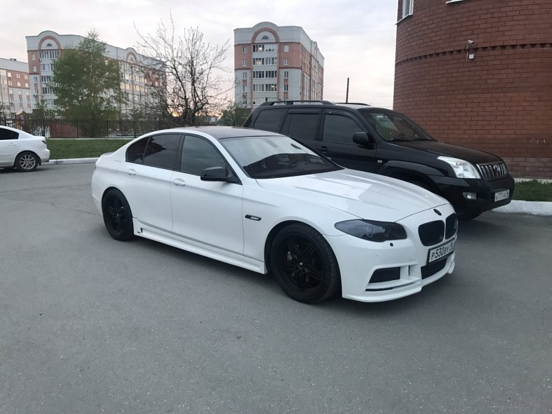 BMW 5 f10 белая черные диски
