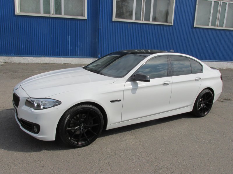 BMW 5 f10 черная на дисках