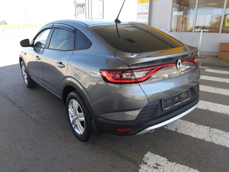 Renault Arkana темно серый