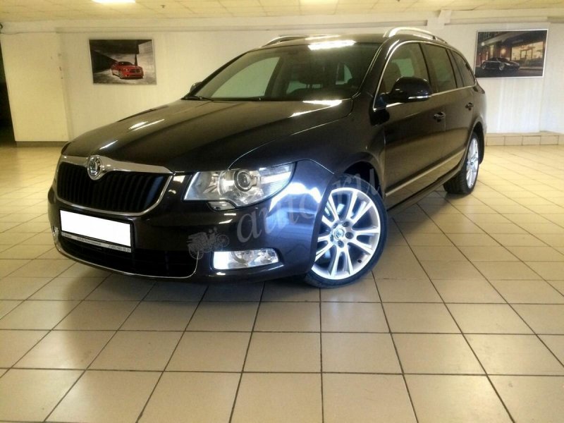 Škoda Superb белая