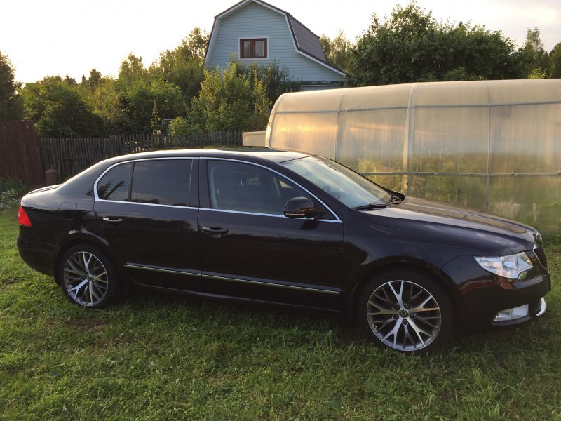 Skoda Superb 2011 коричневый