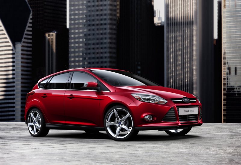 Автомобиль Ford Focus красный