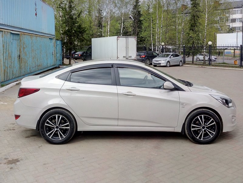Hyundai Solaris 2015 на r17 серебро