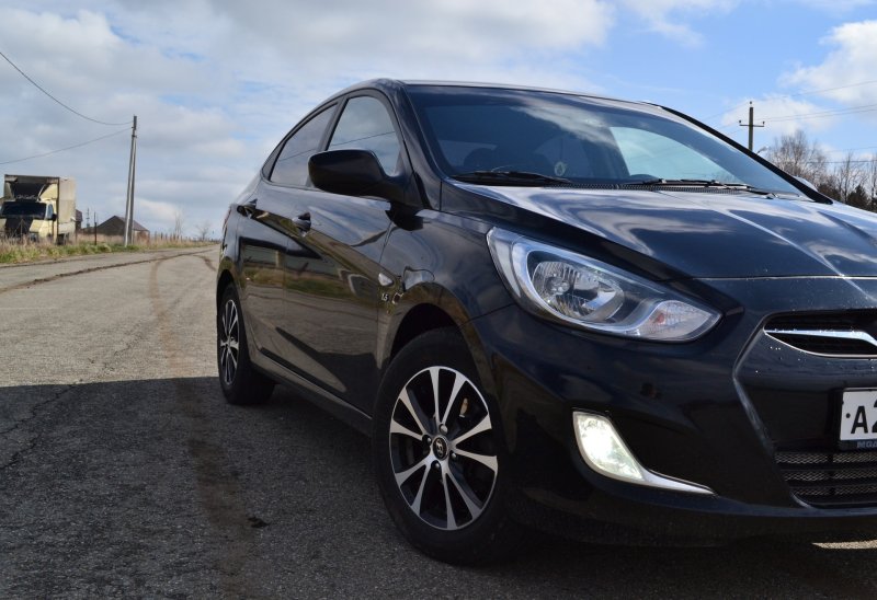 Hyundai Solaris 2013 на льтье чёрная
