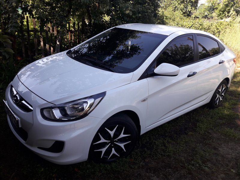 Hyundai Solaris 2013 на льтье чёрная