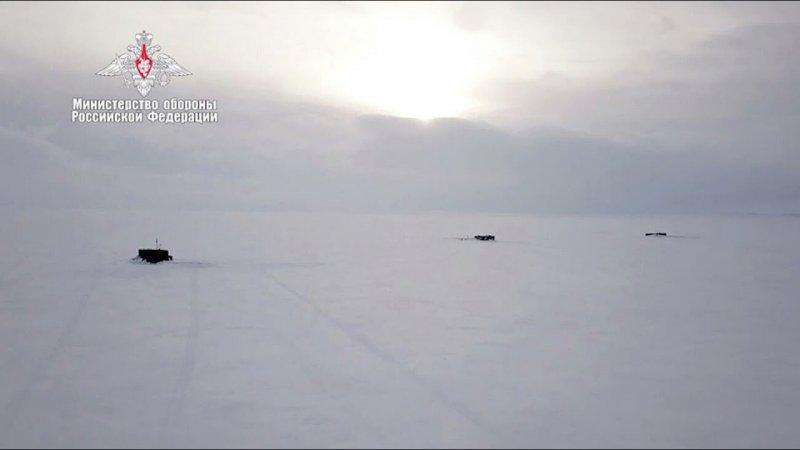 Подводная лодка в Арктике всплытие