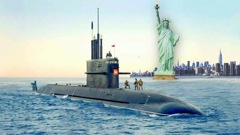 Российская подлодка всплыла возле статуи свободы