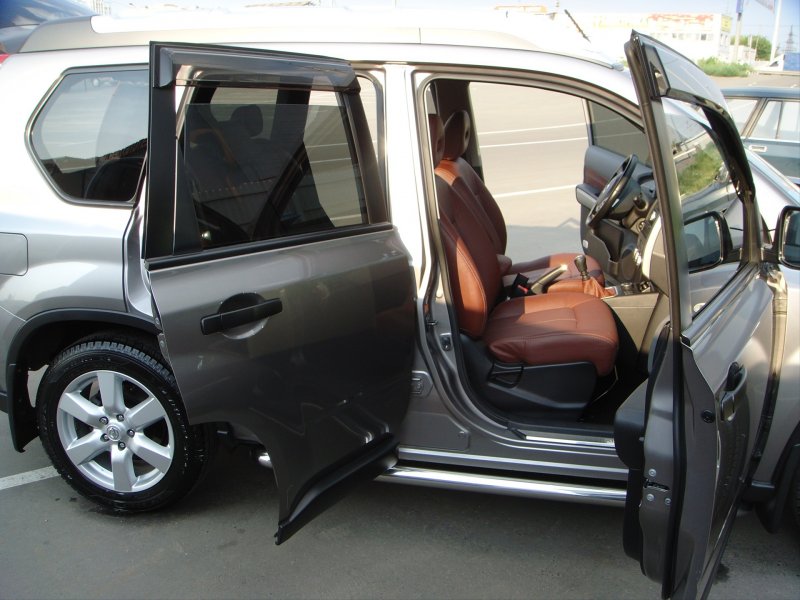 Nissan x-Trail с открытой дверью