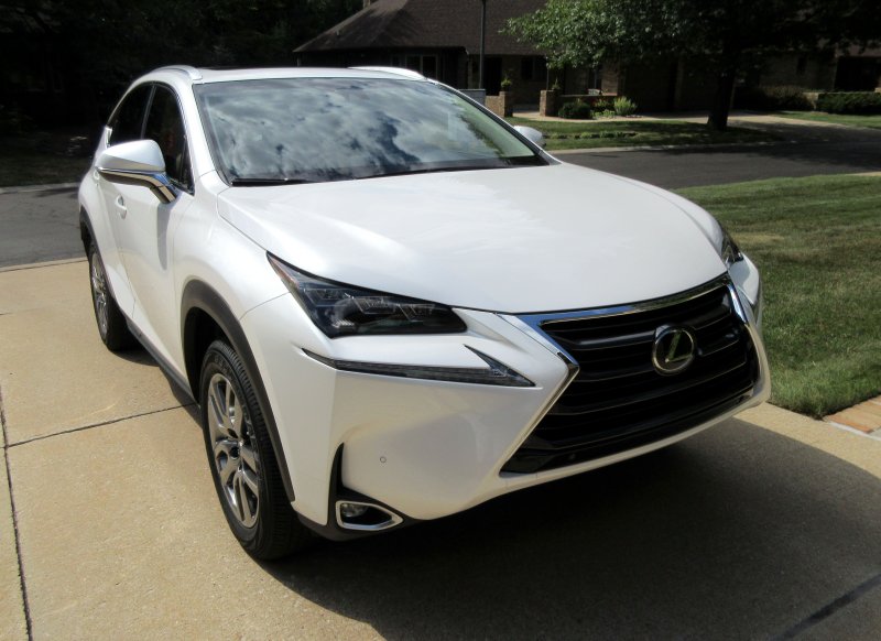 Lexus NX 200 белый