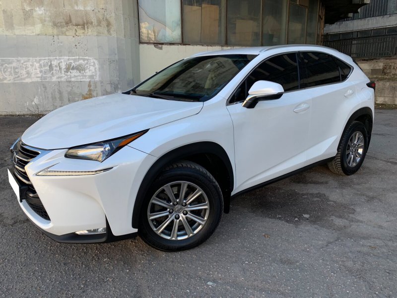 Lexus NX белый