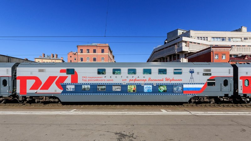 Вагон-ресторан в двухэтажном поезде