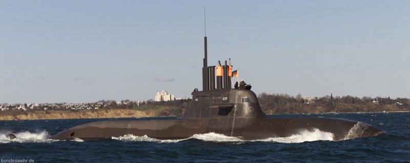 Погрузка торпед на подводную лодку