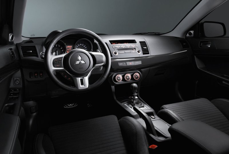 Mitsubishi Lancer EVO 10 салон