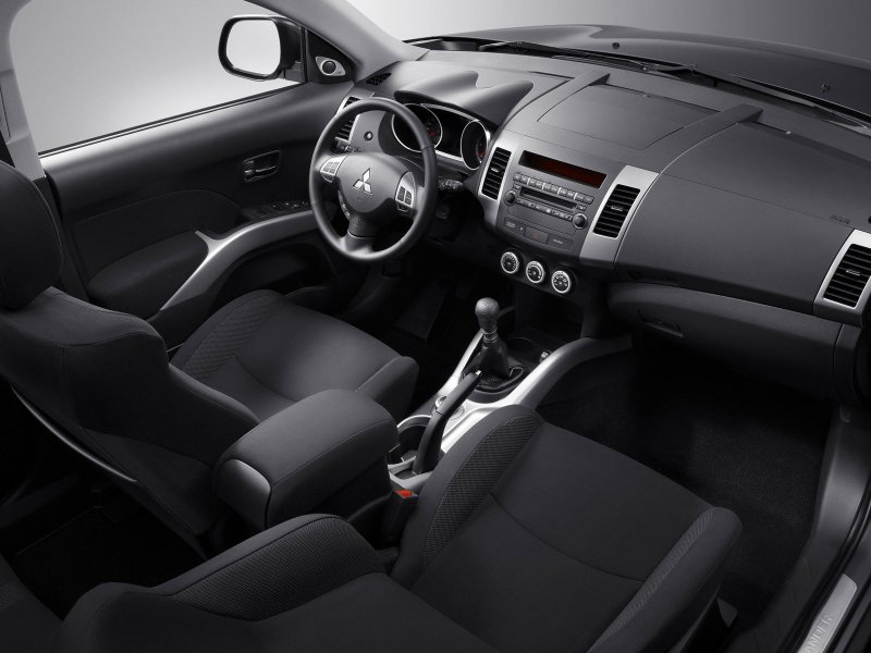 Mitsubishi Outlander XL 2012 салон