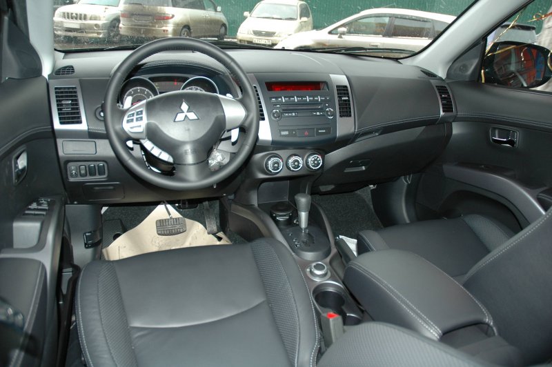 Mitsubishi Outlander XL 2008 салон